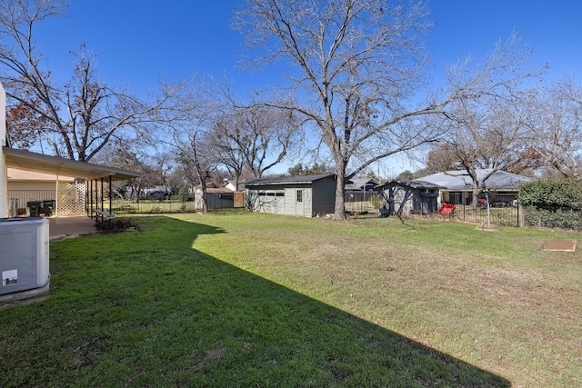 view of yard with an outdoor structure