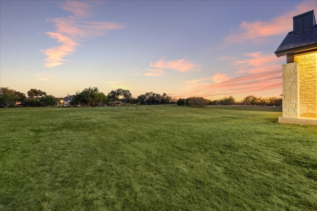 view of yard at dusk