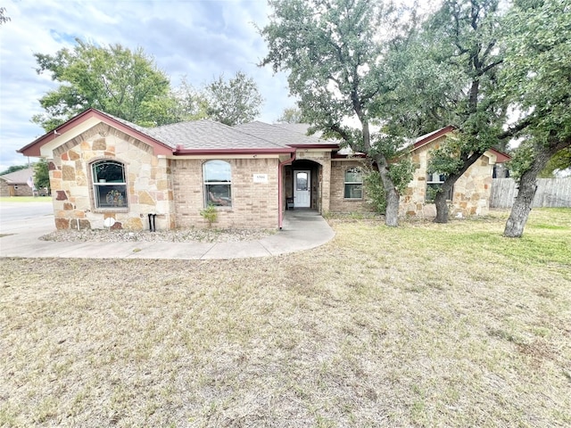 ranch-style home with a front yard