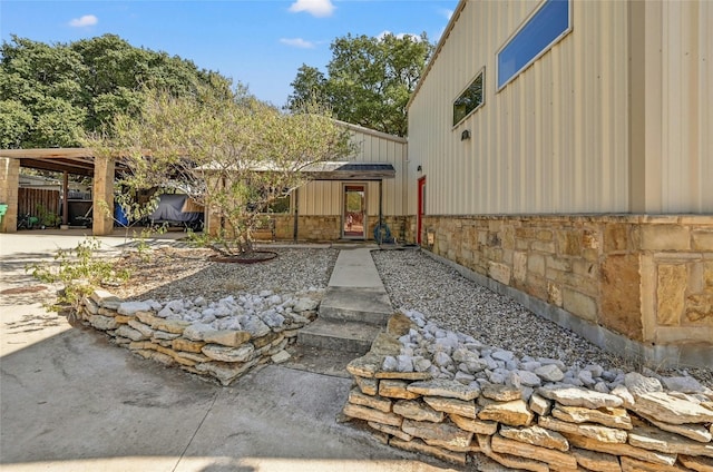 view of yard featuring a carport