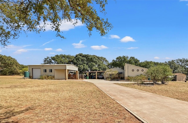 view of front of property featuring a front lawn and a carport