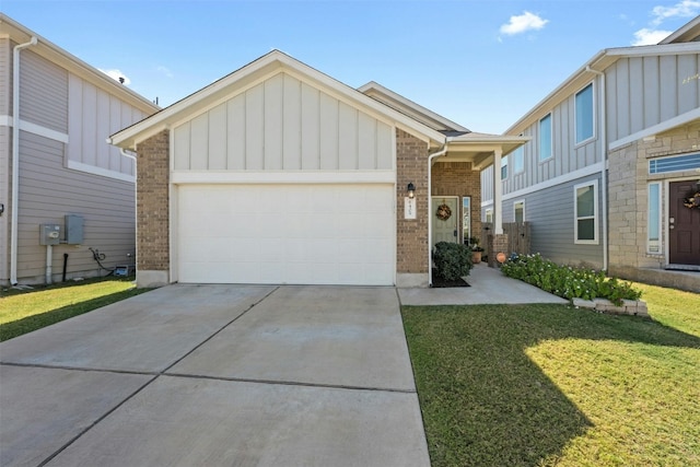 view of front of property featuring a front lawn and a garage