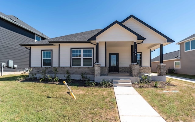 view of front facade featuring a front yard and covered porch