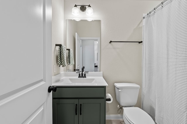 bathroom featuring a shower with curtain, vanity, and toilet