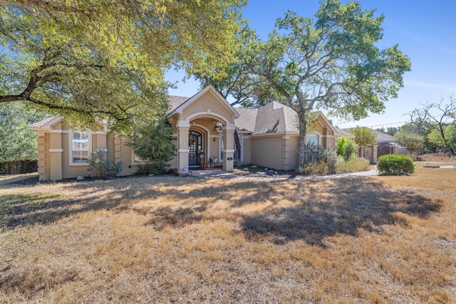 view of front of home featuring a front lawn