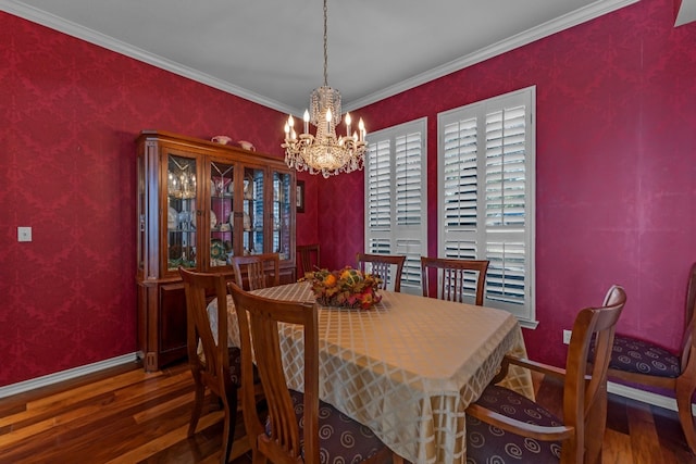 dining room with crown molding, dark wood-type flooring, and a notable chandelier