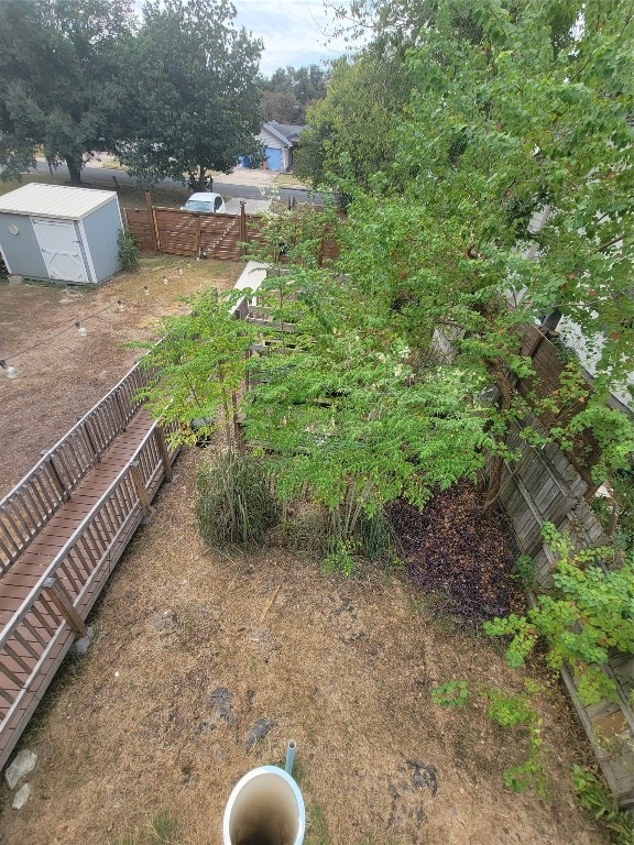 view of yard featuring a storage shed