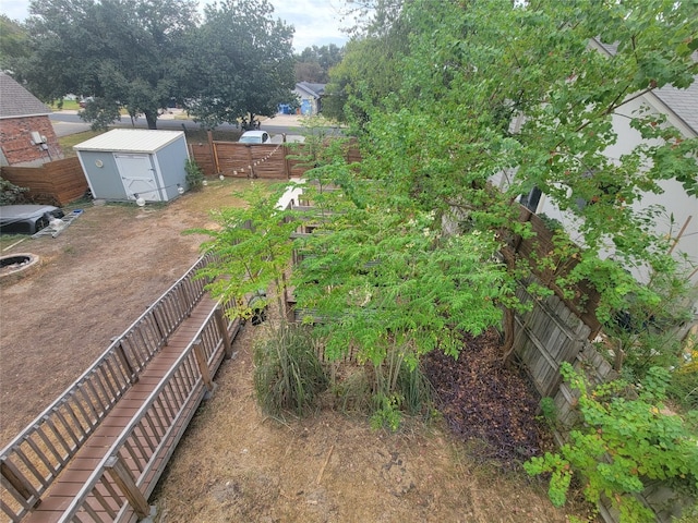 view of yard with a storage shed