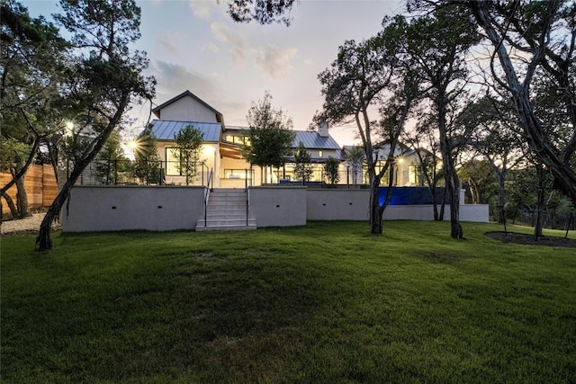 view of yard at dusk