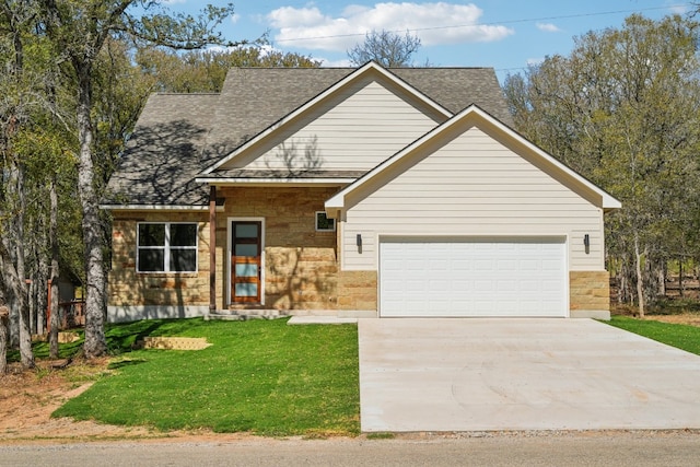 view of front facade featuring a front lawn