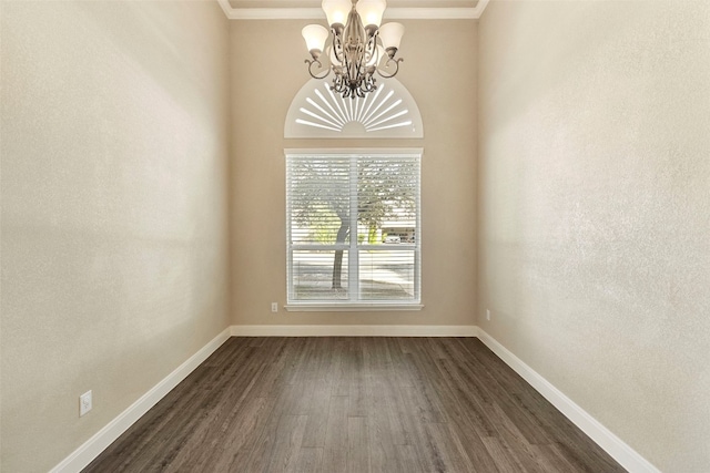 unfurnished room with dark wood-type flooring, crown molding, and a chandelier