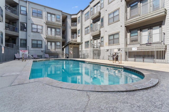 view of swimming pool