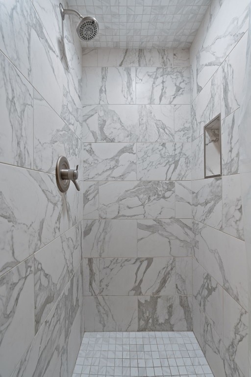 bathroom featuring a tile shower