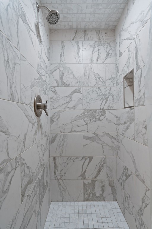 3404 American Dr Unit 2108, Lago Vista, TX 78645 - full bath featuring tiled shower