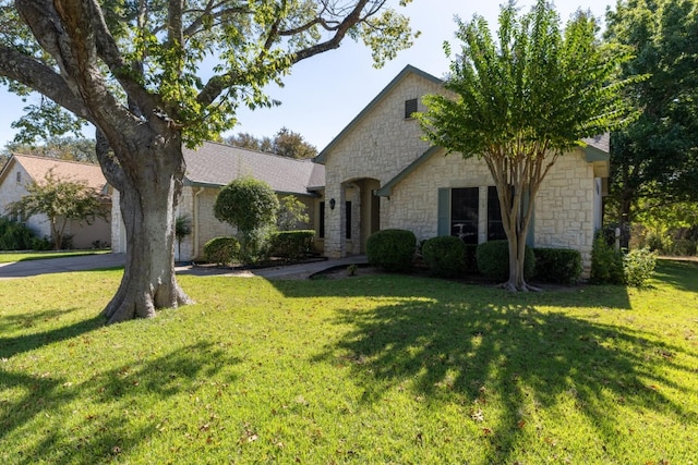 view of front of property featuring a front yard