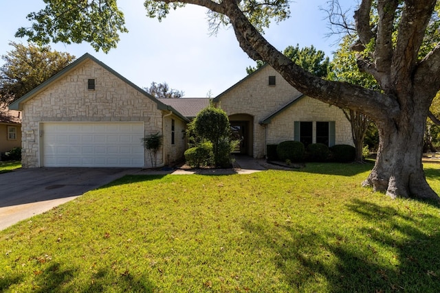 view of front of property featuring a front lawn and a garage