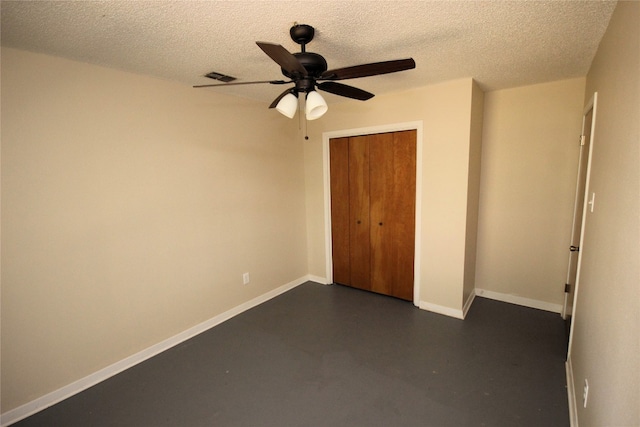 unfurnished bedroom featuring a closet, a textured ceiling, and ceiling fan