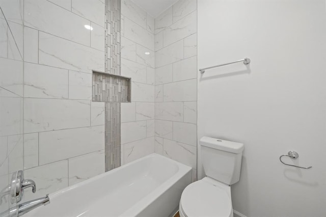 bathroom with tiled shower / bath and toilet