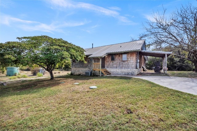 view of front facade featuring a carport, cooling unit, and a front lawn