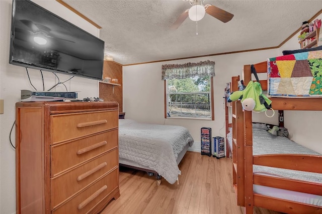 320 Pope Bnd S, Cedar Creek, TX 78612 - bedroom featuring a textured ceiling, light wood-style flooring, crown molding, and ceiling fan