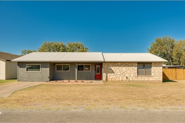 ranch-style home with a front yard