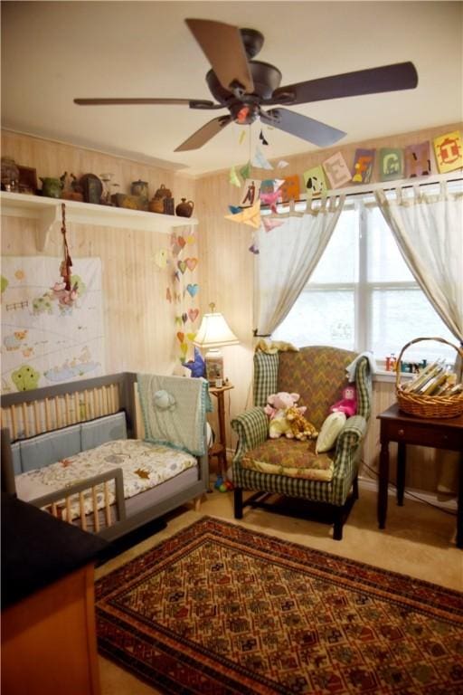 sitting room with ceiling fan