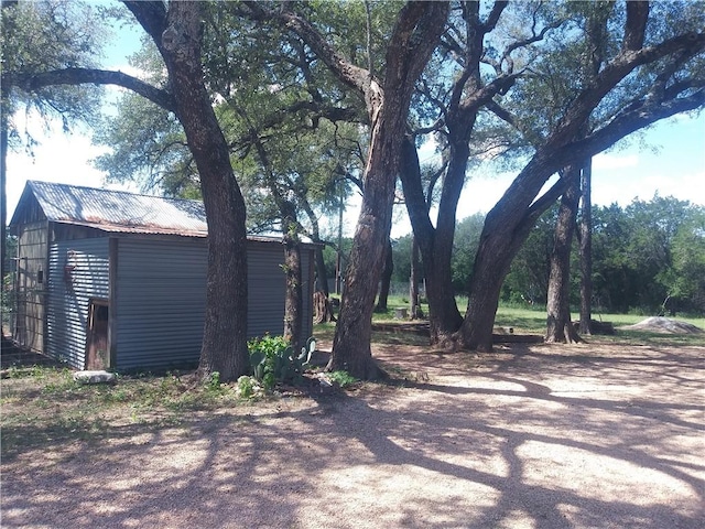 view of yard featuring an outdoor structure