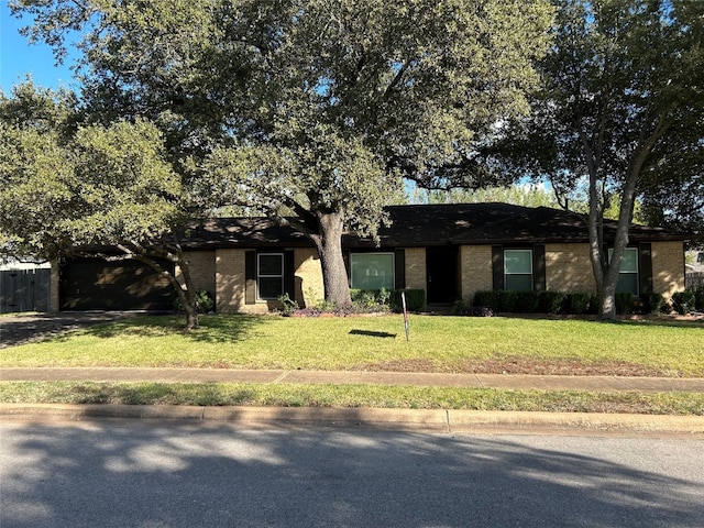 ranch-style house featuring a front lawn