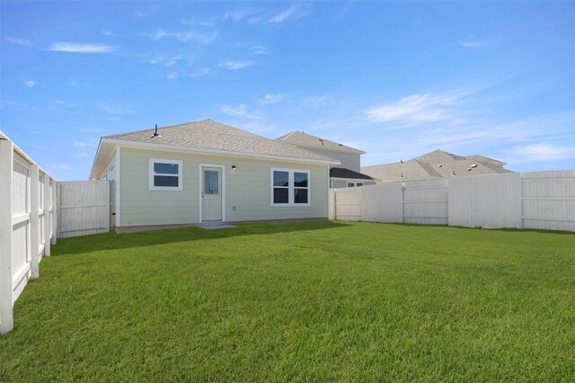 196 Lavender Ln, Elgin, TX 78621 - rear view of property featuring a fenced backyard