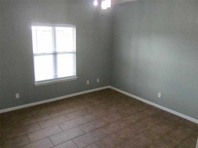 empty room with ceiling fan