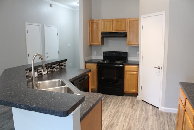 kitchen with black appliances, sink, crown molding, light hardwood / wood-style flooring, and a kitchen island with sink