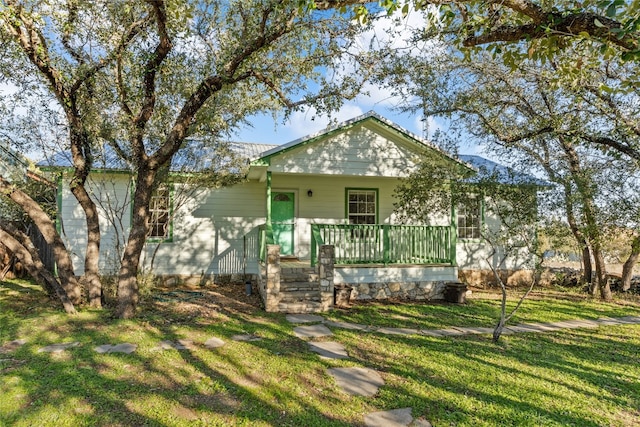 view of front facade featuring a front yard