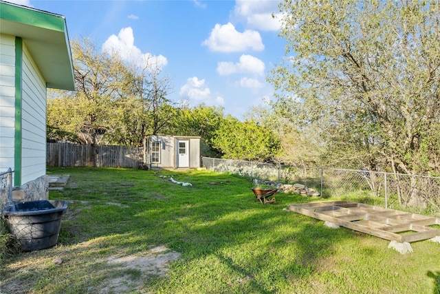 view of yard featuring a shed