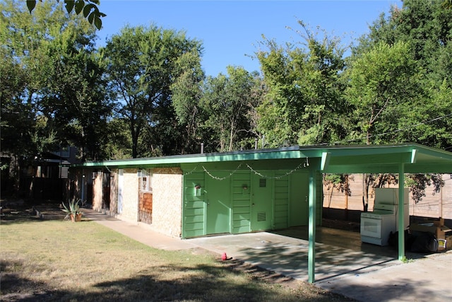 back of house featuring a lawn