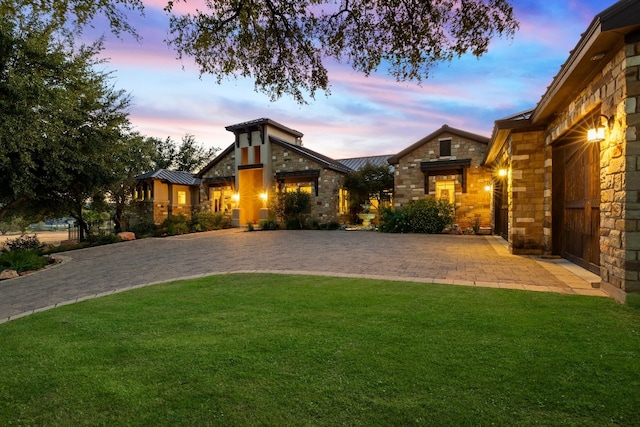 view of front facade with a yard