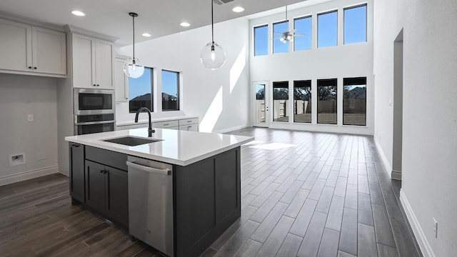 120 Teakmill Trl, San Marcos, TX 78666 - kitchen featuring a sink, stainless steel appliances, dark wood finished floors, baseboards, and recessed lighting