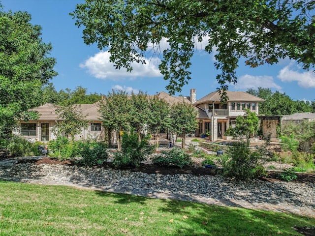 view of front of property with a front lawn