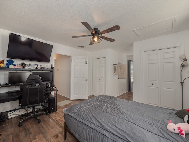 bedroom featuring a textured ceiling, ceiling fan, and dark wood-type flooring