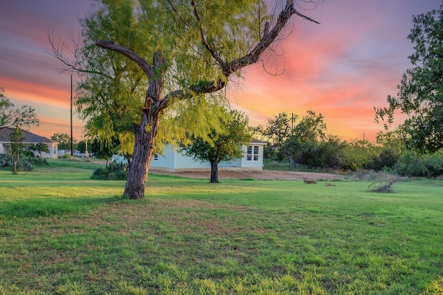 view of yard at dusk