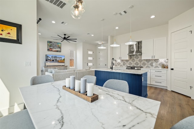 dining area featuring visible vents, recessed lighting, and dark wood-style flooring