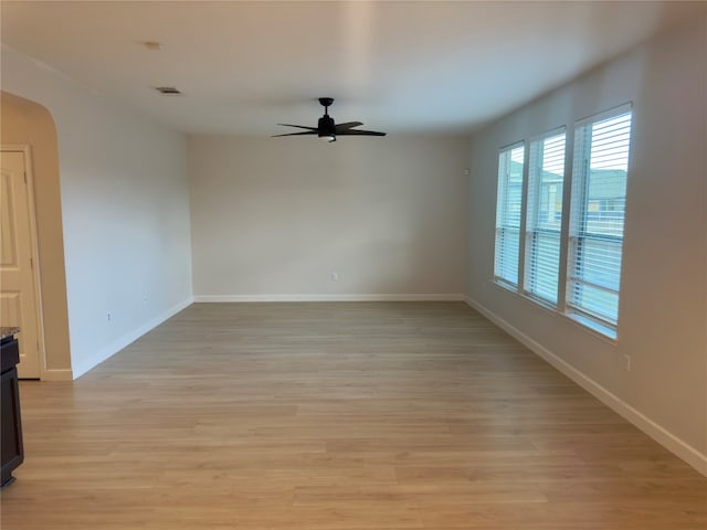 empty room featuring light hardwood / wood-style floors and ceiling fan