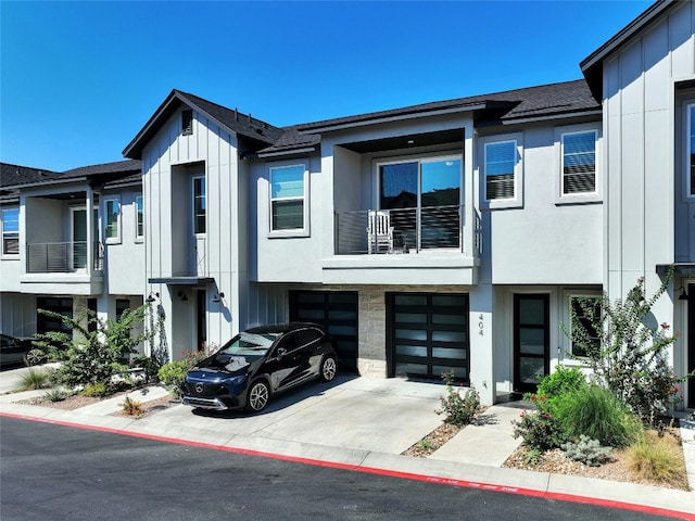 townhome / multi-family property featuring a balcony