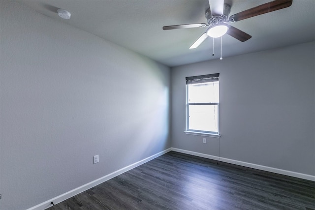 unfurnished room with dark wood-type flooring and ceiling fan