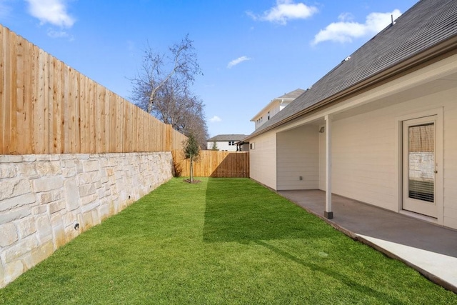 view of yard featuring a patio area