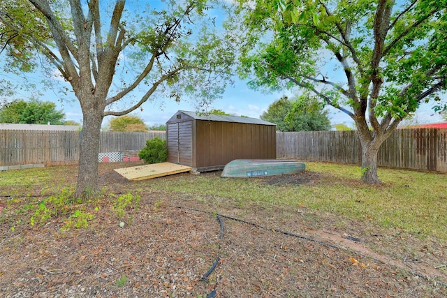 view of yard with a storage unit