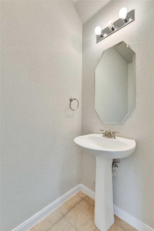 7537 S Glenn St, Austin, TX 78744 - bathroom with tile patterned floors and baseboards