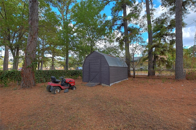 view of yard featuring a shed