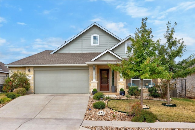 view of front of house featuring a front lawn and a garage