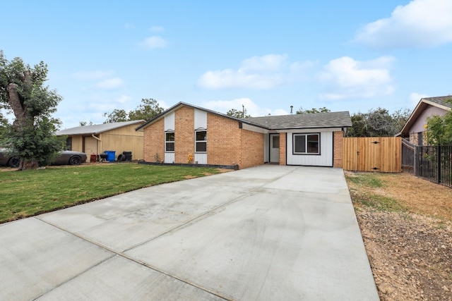 ranch-style house featuring a front yard