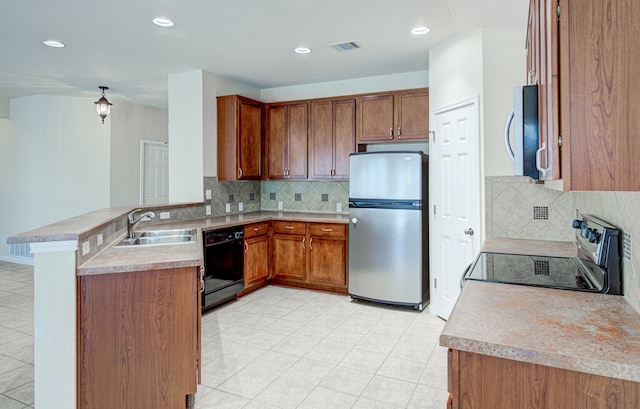 kitchen featuring sink, kitchen peninsula, stainless steel appliances, and backsplash